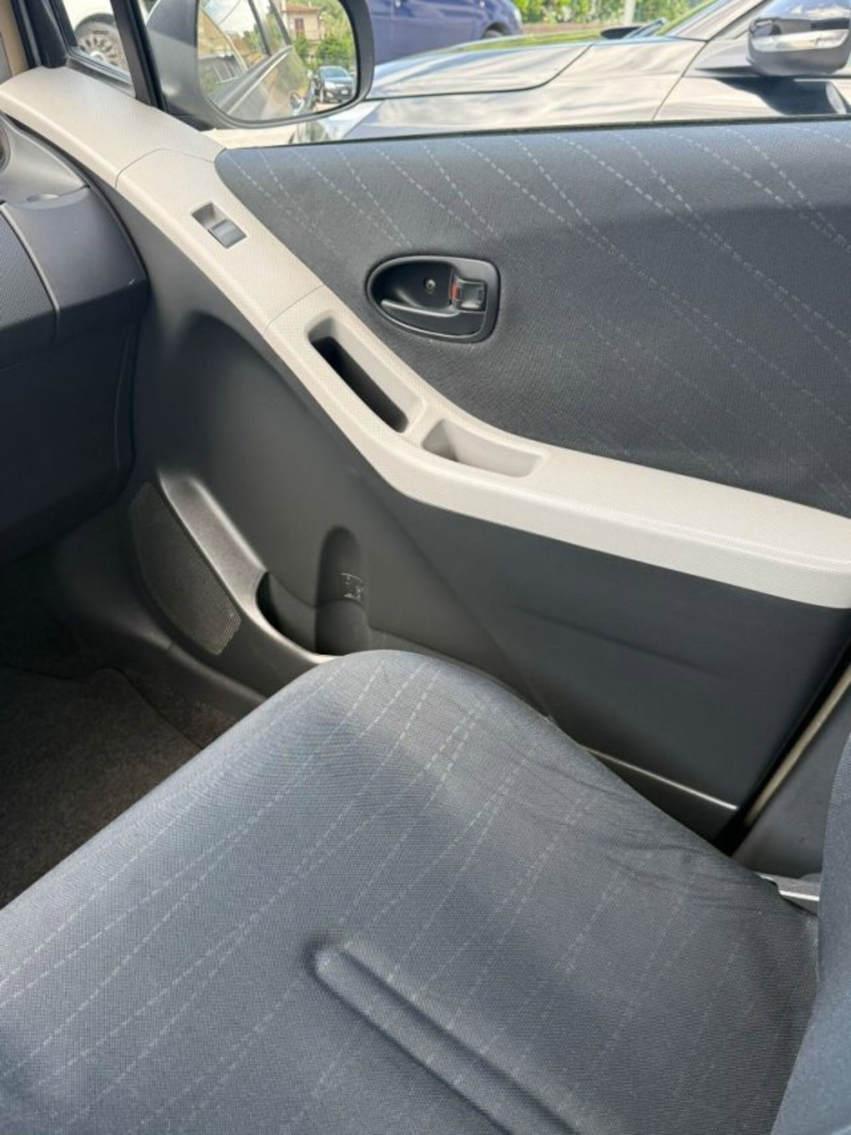 Toyota Yaris 1.0 5 porte Sol (17)