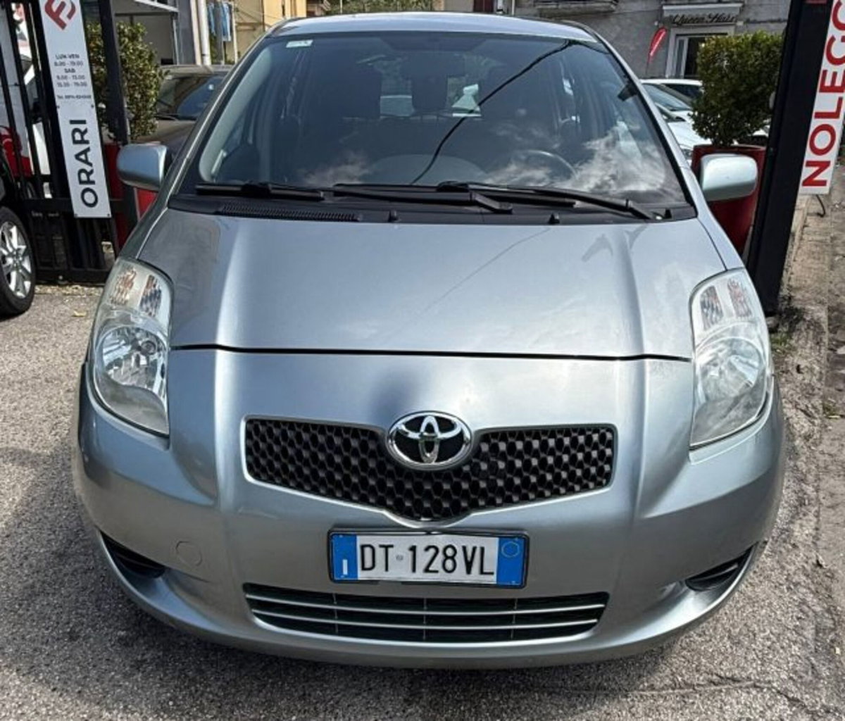 Toyota Yaris 1.0 5 porte Sol (2)