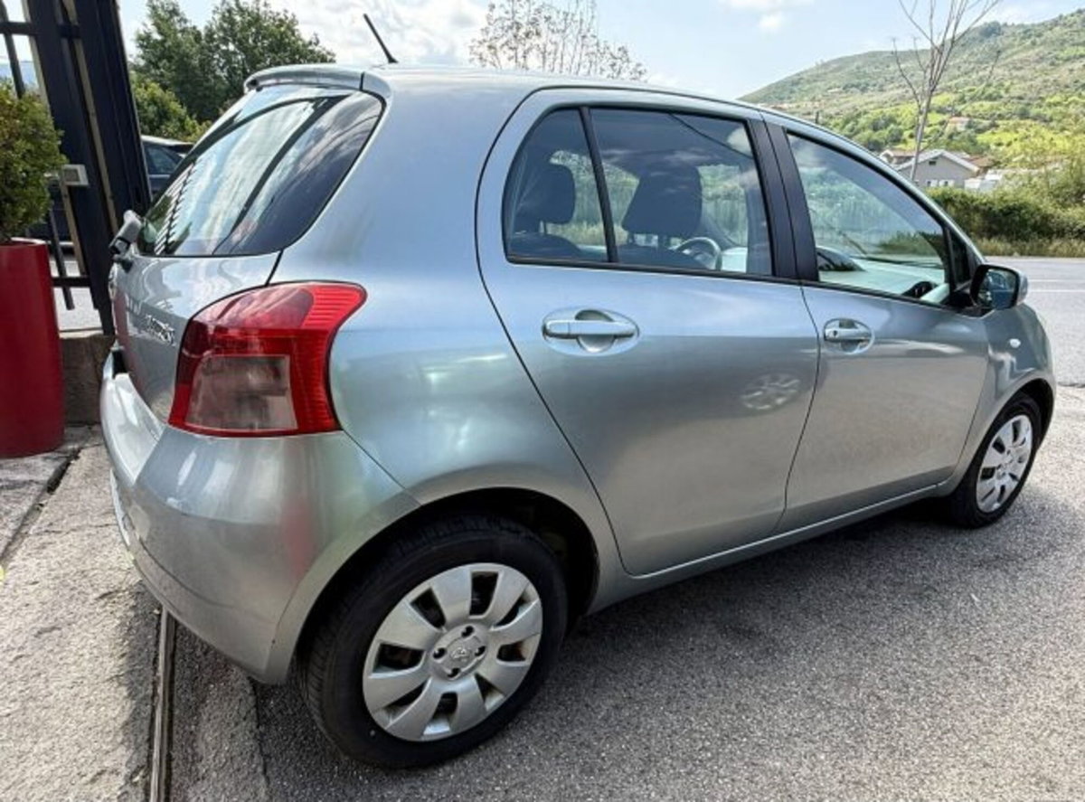 Toyota Yaris 1.0 5 porte Sol (3)