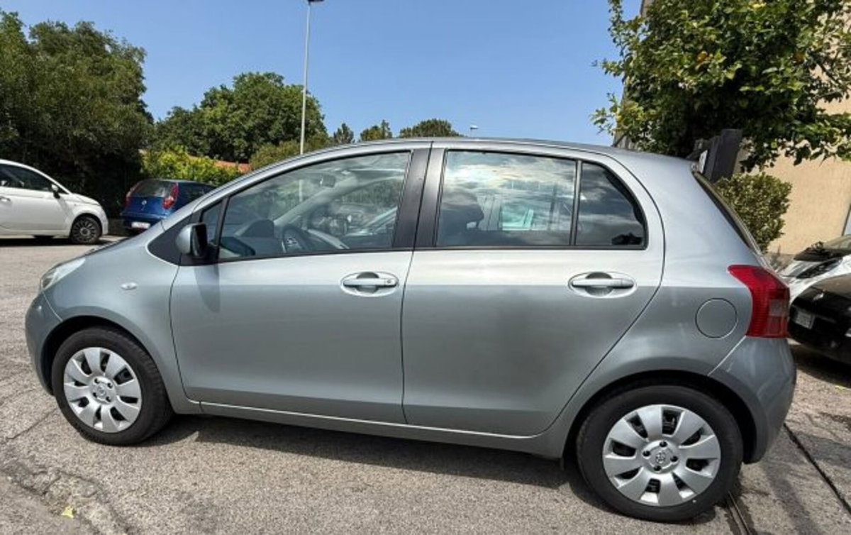 Toyota Yaris 1.0 5 porte Sol (4)