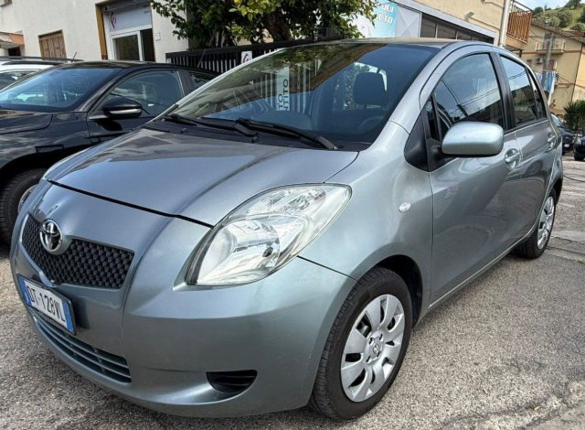 Toyota Yaris 1.0 5 porte Sol (6)