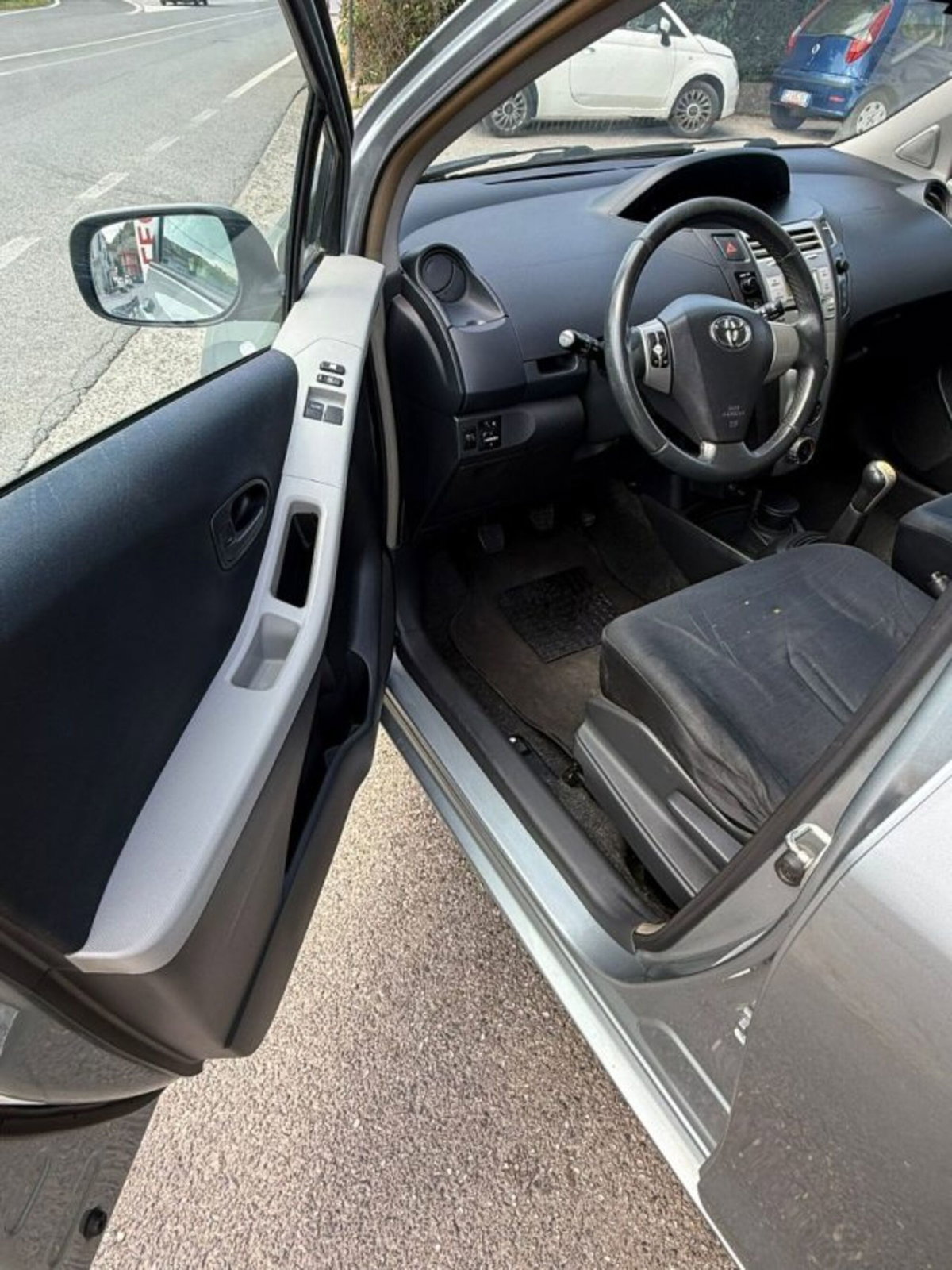 Toyota Yaris 1.0 5 porte Sol (8)