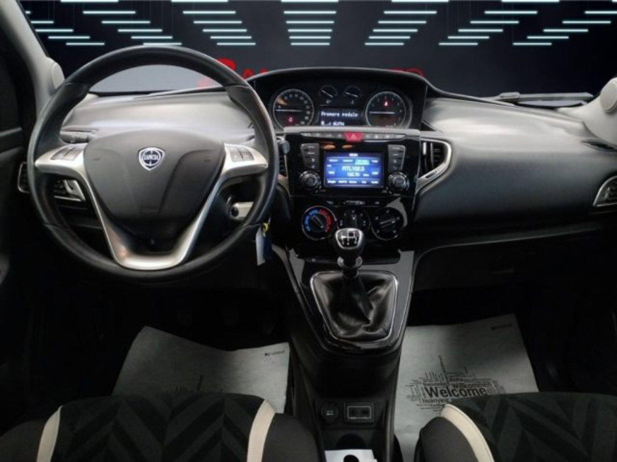 Lancia Ypsilon 0.9 TwinAir 85 CV 5 porte Metano Ecochic Gold (11)