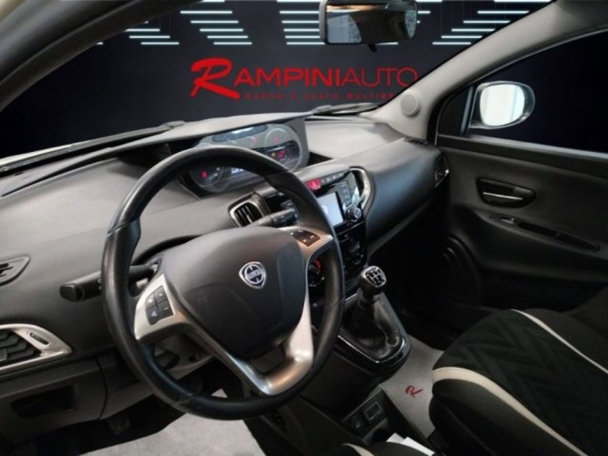 Lancia Ypsilon 0.9 TwinAir 85 CV 5 porte Metano Ecochic Gold (12)