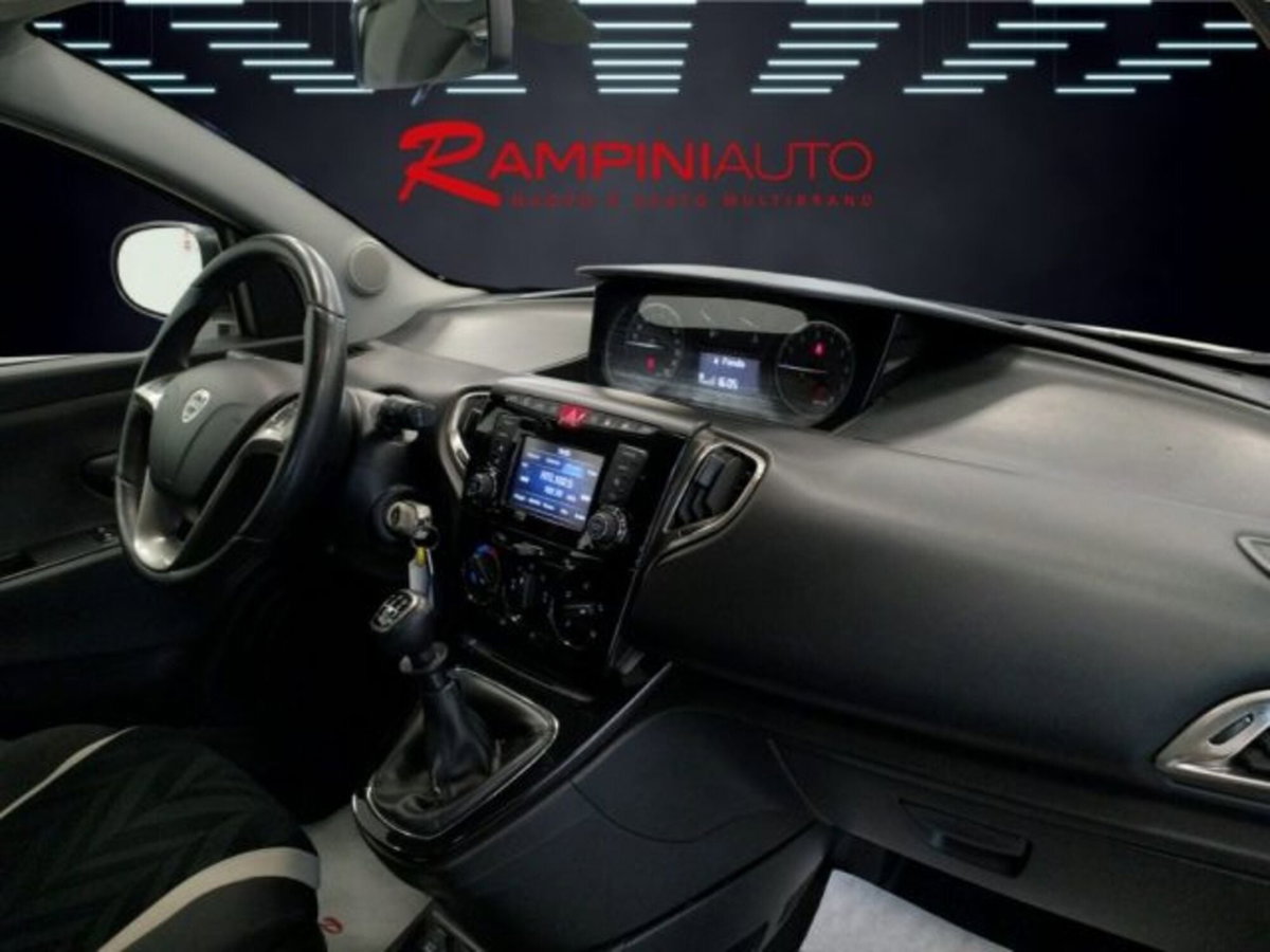 Lancia Ypsilon 0.9 TwinAir 85 CV 5 porte Metano Ecochic Gold (17)