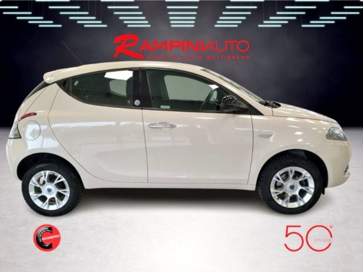 Lancia Ypsilon 0.9 TwinAir 85 CV 5 porte Metano Ecochic Gold (6)