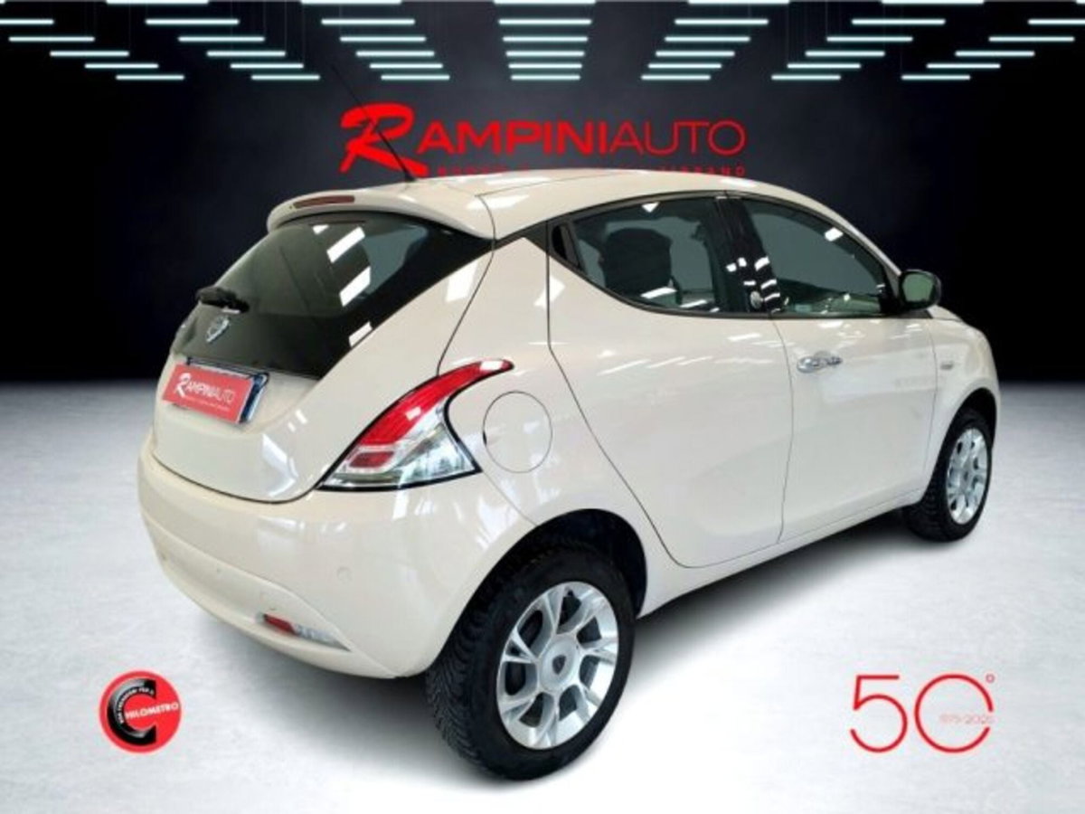 Lancia Ypsilon 0.9 TwinAir 85 CV 5 porte Metano Ecochic Gold (7)
