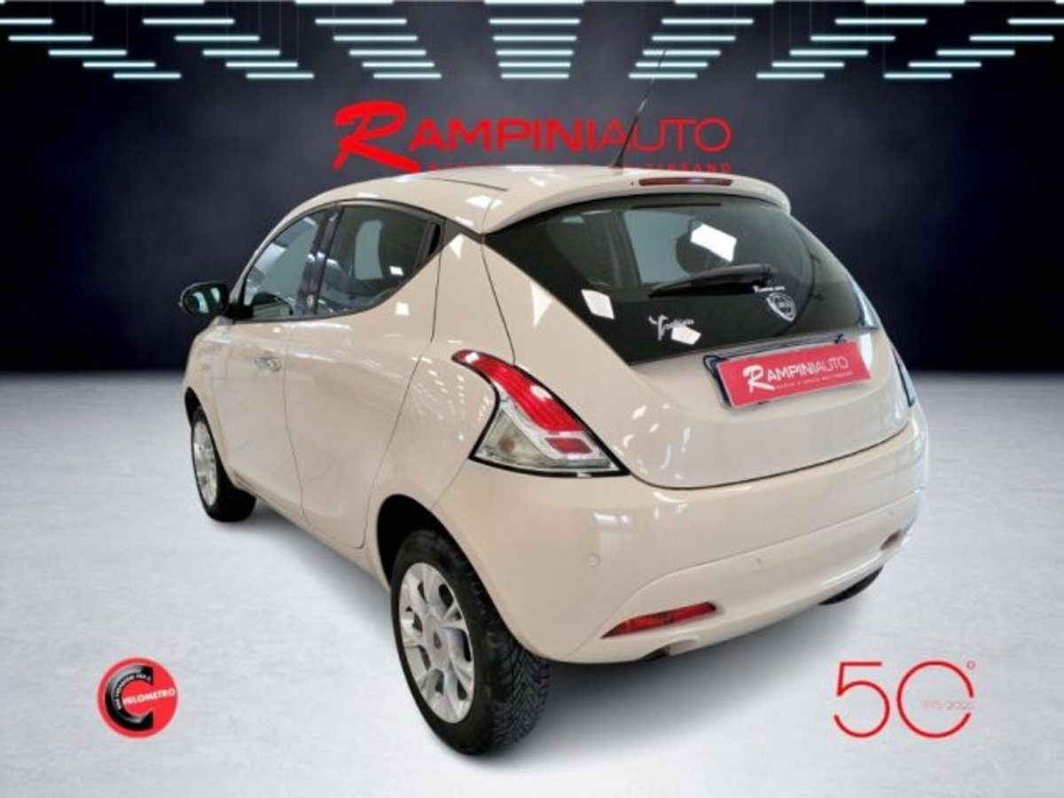 Lancia Ypsilon 0.9 TwinAir 85 CV 5 porte Metano Ecochic Gold (9)