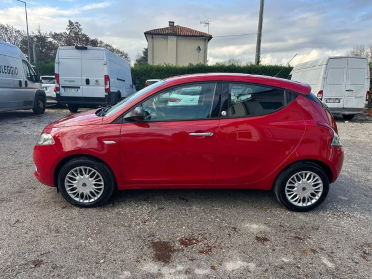 Lancia Ypsilon 1.2 69 CV 5 porte GPL Ecochic Silver (2)