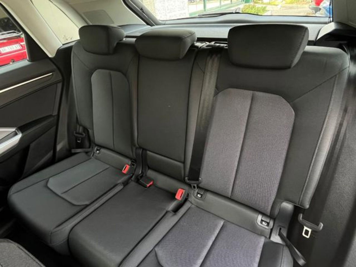 Audi Q3 35 2.0 tdi Identity Black s-tronic (13)