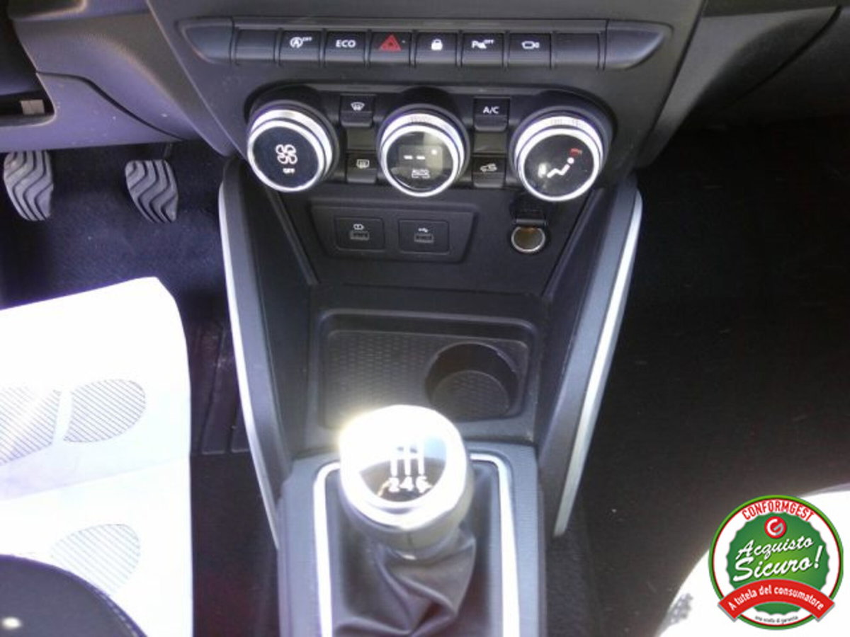 Dacia Duster 1.0 TCe 100 CV ECO-G 4x2 Prestige (18)