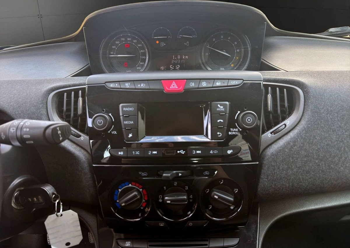 Lancia Ypsilon 1.0 FireFly 5 porte S&S Hybrid Silver Plus (13)