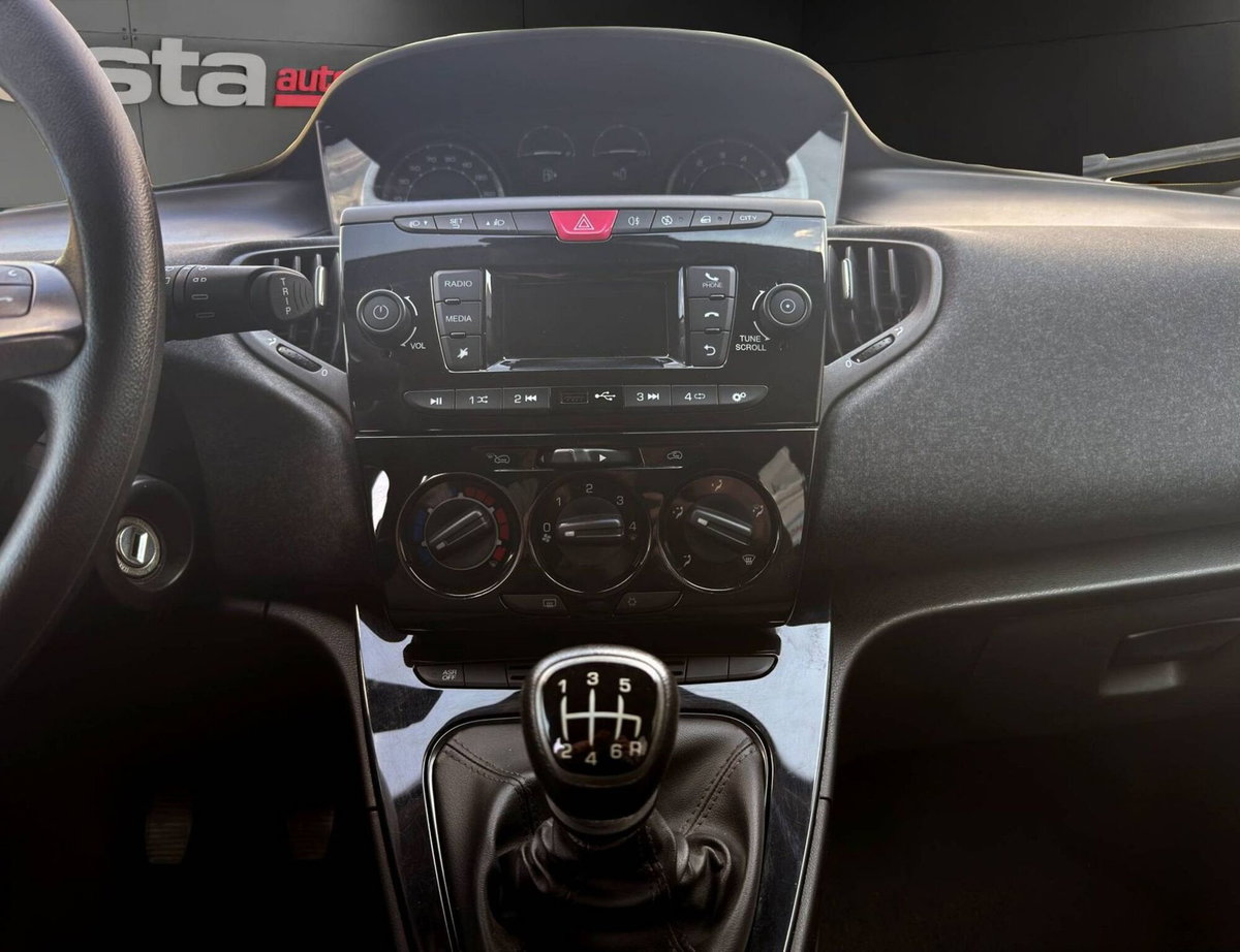 Lancia Ypsilon 1.0 FireFly 5 porte S&S Hybrid Silver Plus (14)