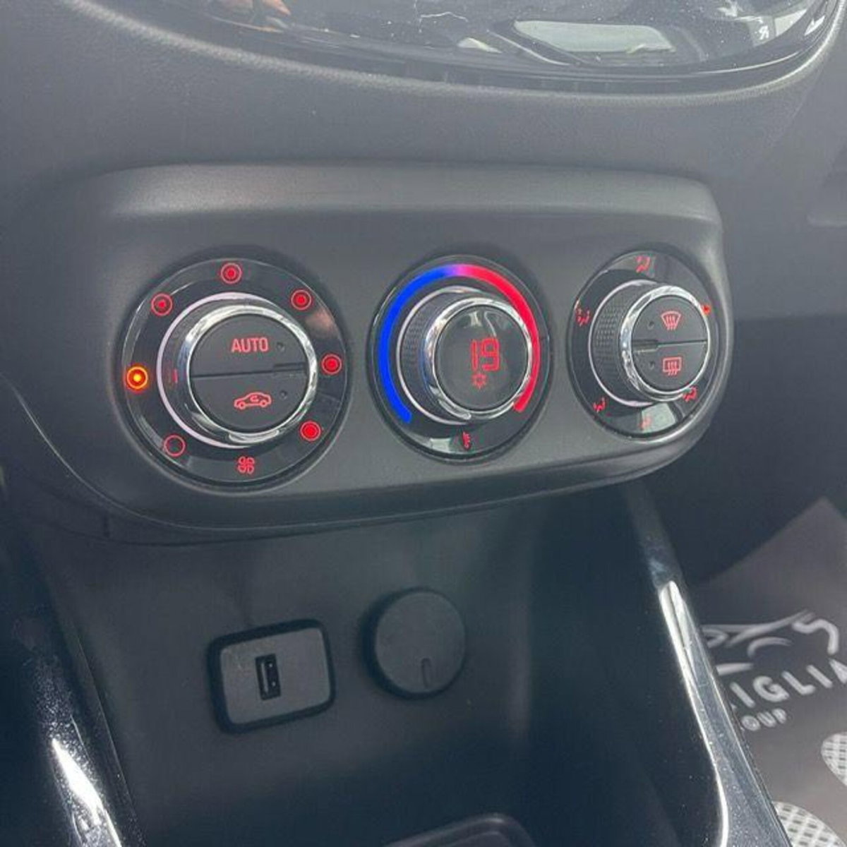Opel Adam 1.2 70 CV Glam (9)