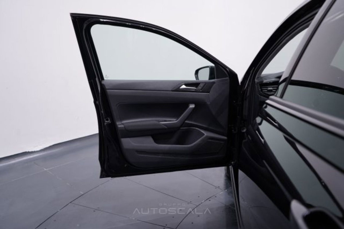 Volkswagen Polo 1.0 Edition 80cv (9)