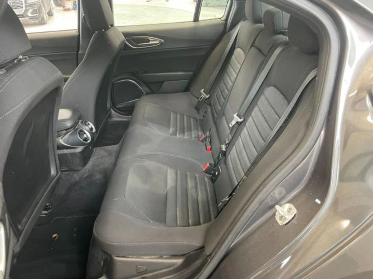 Alfa Romeo Giulia 2.2 Turbodiesel 160 CV AT8 Business (11)