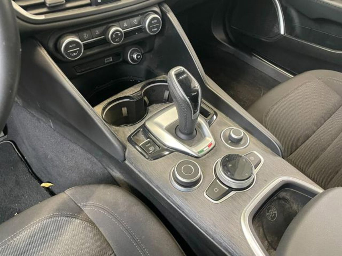 Alfa Romeo Giulia 2.2 Turbodiesel 160 CV AT8 Business (16)