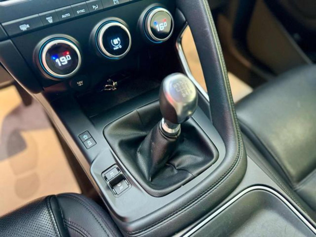 Jaguar E-Pace 2.0D 150 CV AWD R-Dynamic S (16)