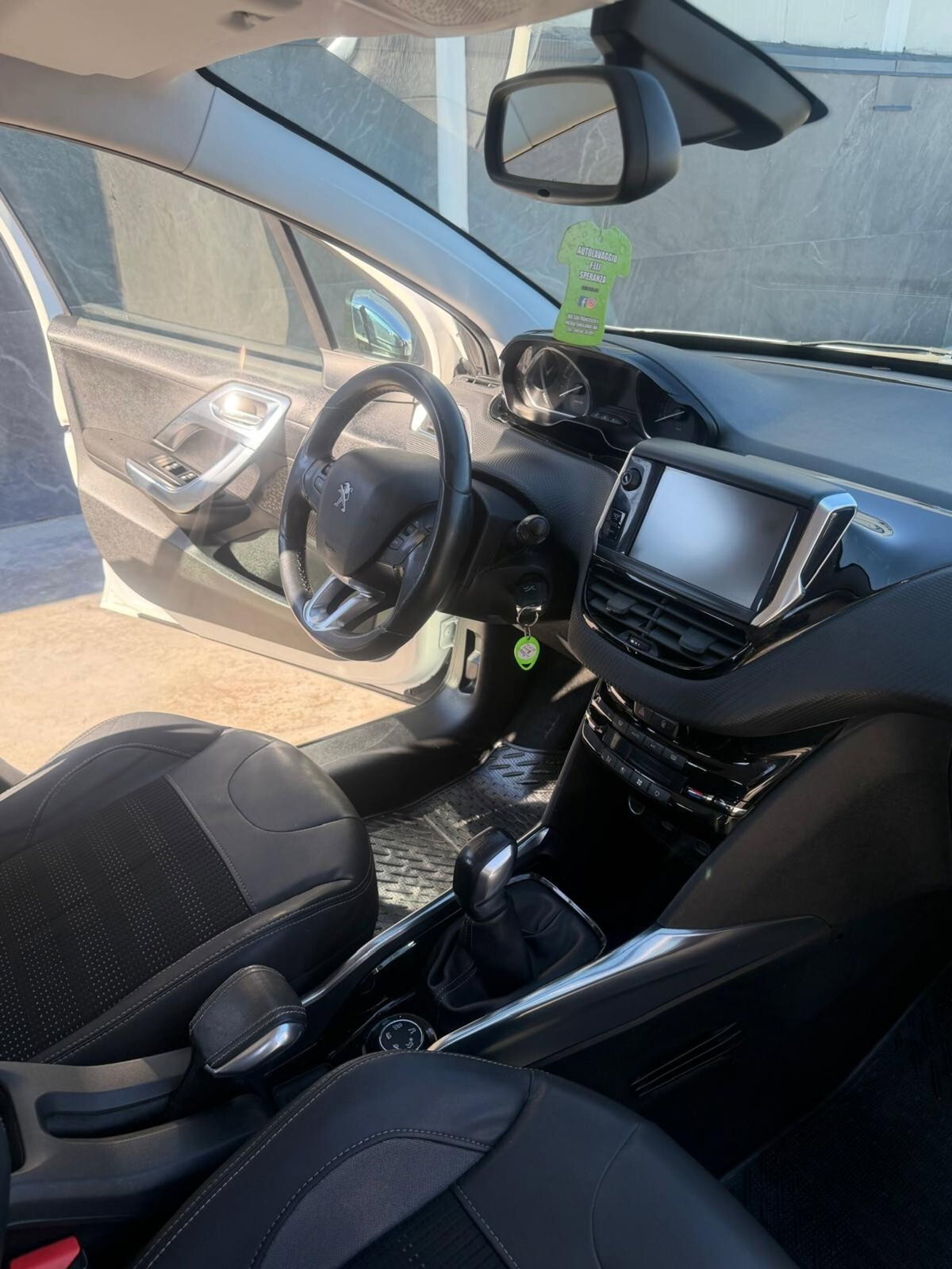 Peugeot 2008 e-HDi 92 CV Stop&Start Allure (11)