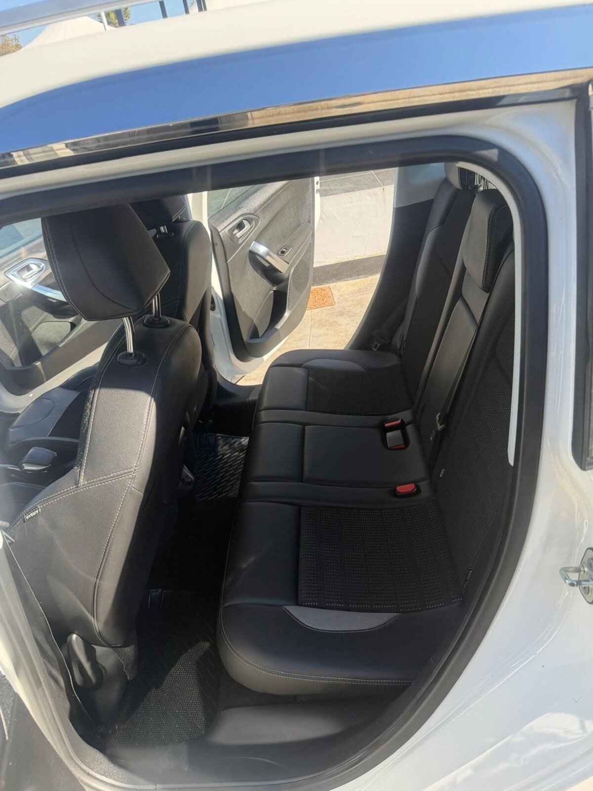 Peugeot 2008 e-HDi 92 CV Stop&Start Allure (12)