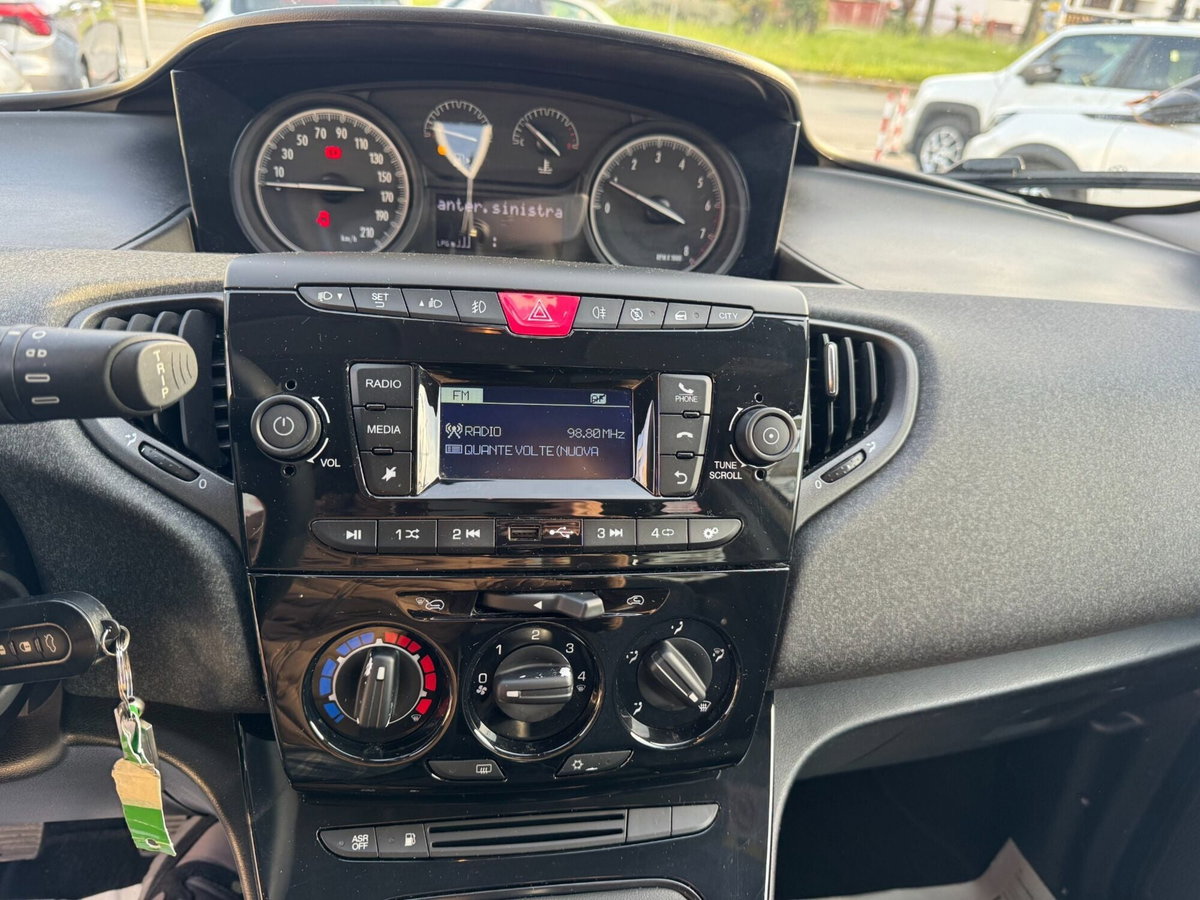 Lancia Ypsilon 1.2 69 CV 5 porte GPL Ecochic Gold (8)