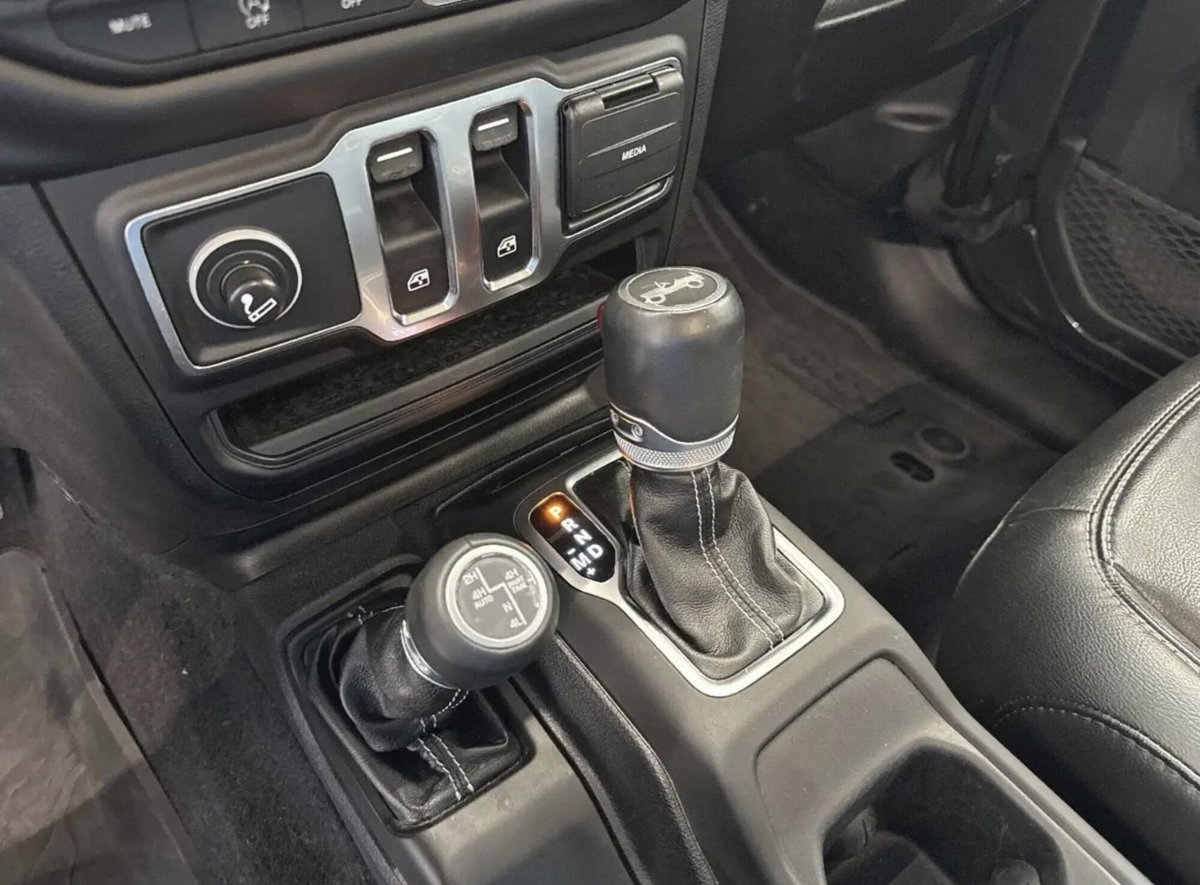 Jeep Wrangler 2.0 Turbo Sahara (13)