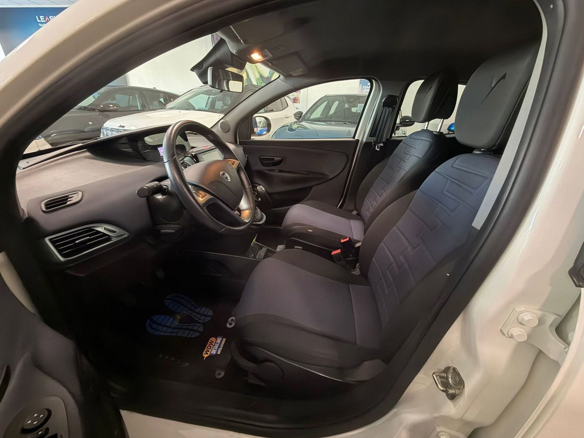 Lancia Ypsilon 1.0 FireFly 5 porte S&S Hybrid Gold Plus (8)