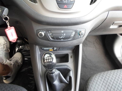 Ford Tourneo Courier 1.5 TDCI 75 CV Plus (18)