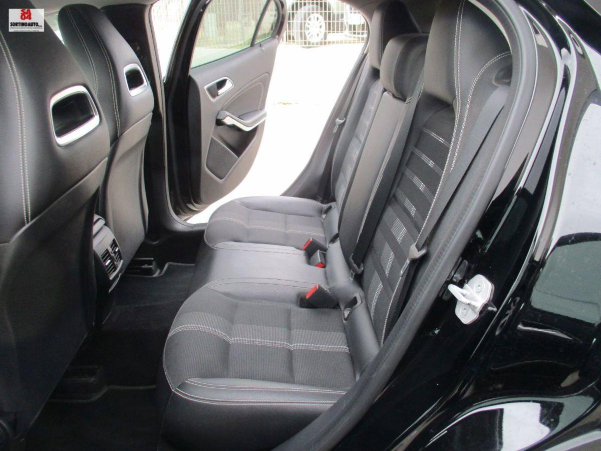Mercedes-Benz GLA SUV 200 d Automatic Premium (15)