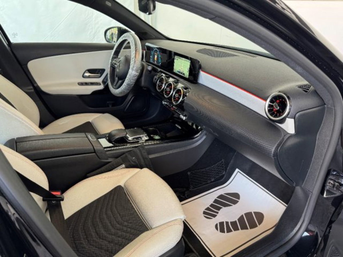 Mercedes-Benz Classe A Sedan 180 d Automatic 4p. Premium (19)