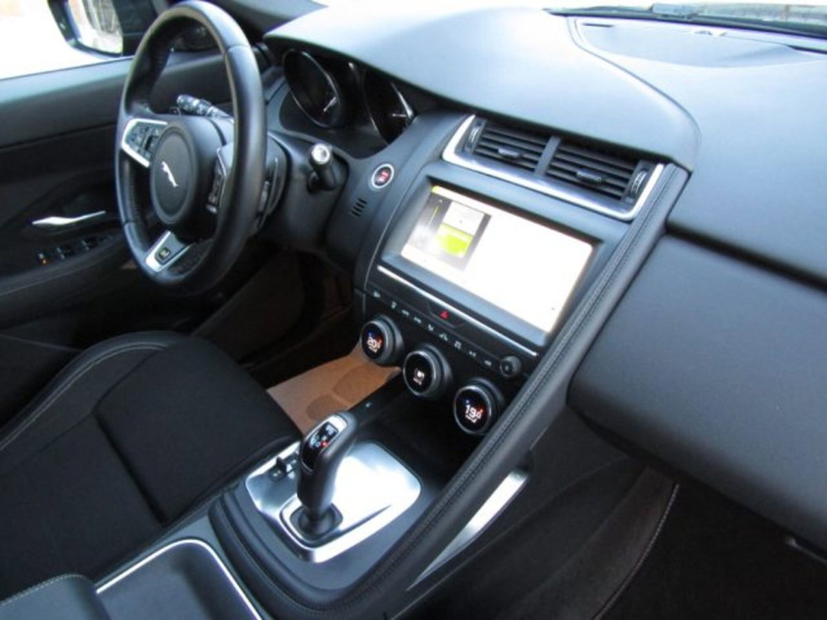 Jaguar E-Pace 2.0D 150 CV AWD aut. R-Dynamic (18)