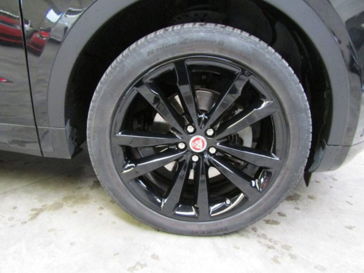 Jaguar E-Pace 2.0D 150 CV AWD aut. R-Dynamic (4)