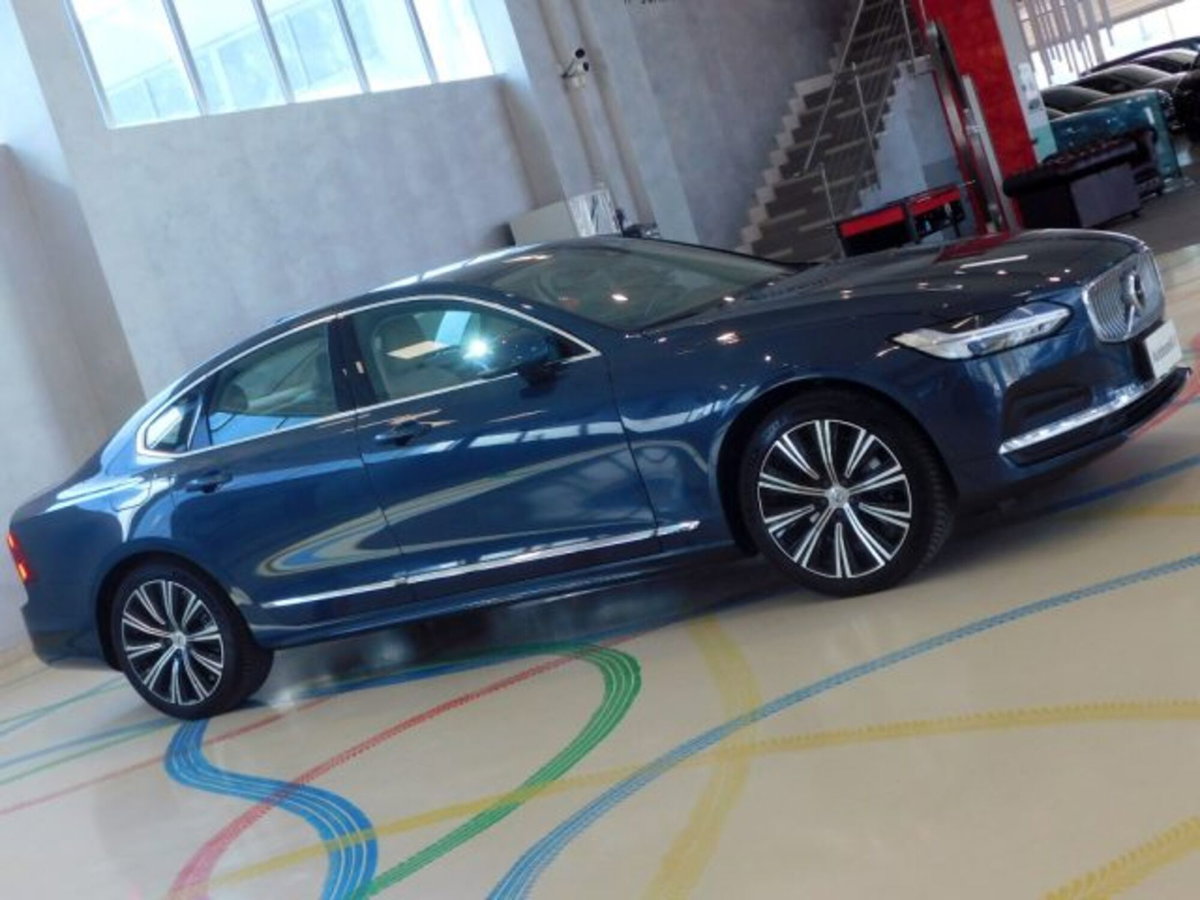 Volvo S90 B5 (d) AWD automatico Plus Dark (7)