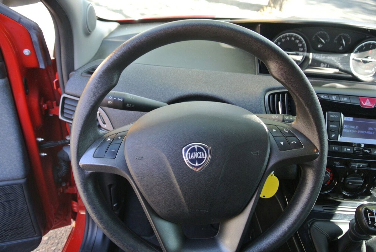 Lancia Ypsilon 1.2 69 CV 5 porte Elefantino Blu (11)