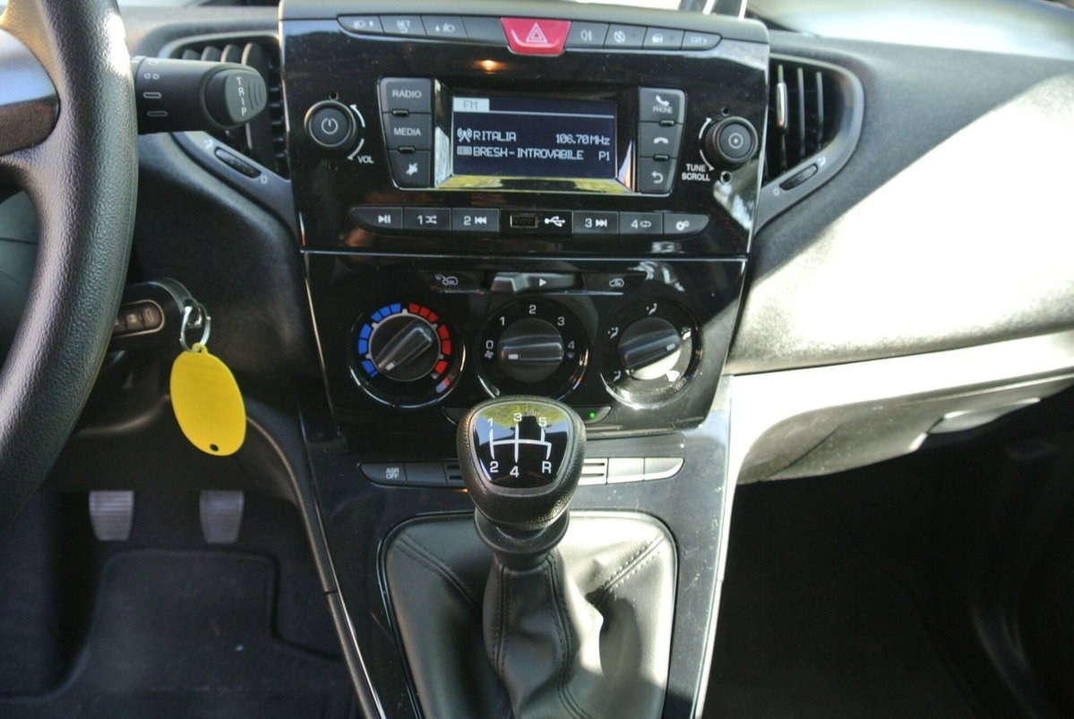 Lancia Ypsilon 1.2 69 CV 5 porte Elefantino Blu (12)
