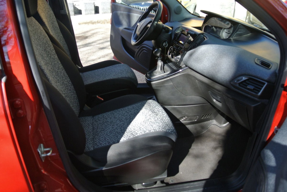 Lancia Ypsilon 1.2 69 CV 5 porte Elefantino Blu (19)
