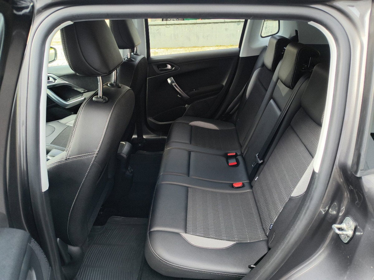 Peugeot 2008 Turbo 110 EAT6 S&S Black Matt (11)