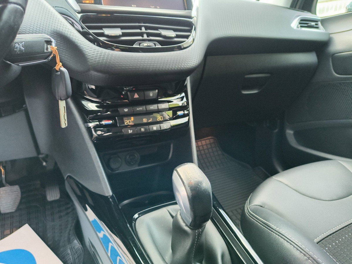Peugeot 2008 Turbo 110 EAT6 S&S Black Matt (14)