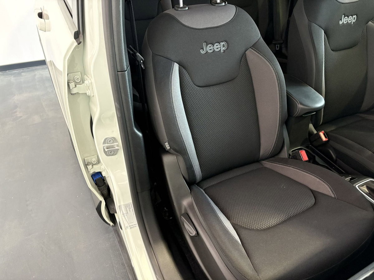 Jeep Renegade 1.3 T4 190CV PHEV 4xe AT6 Business Plus (15)