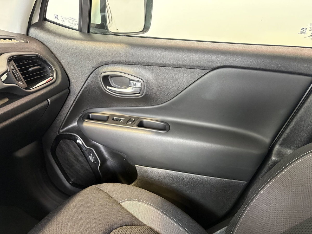 Jeep Renegade 1.3 T4 190CV PHEV 4xe AT6 Business Plus (17)