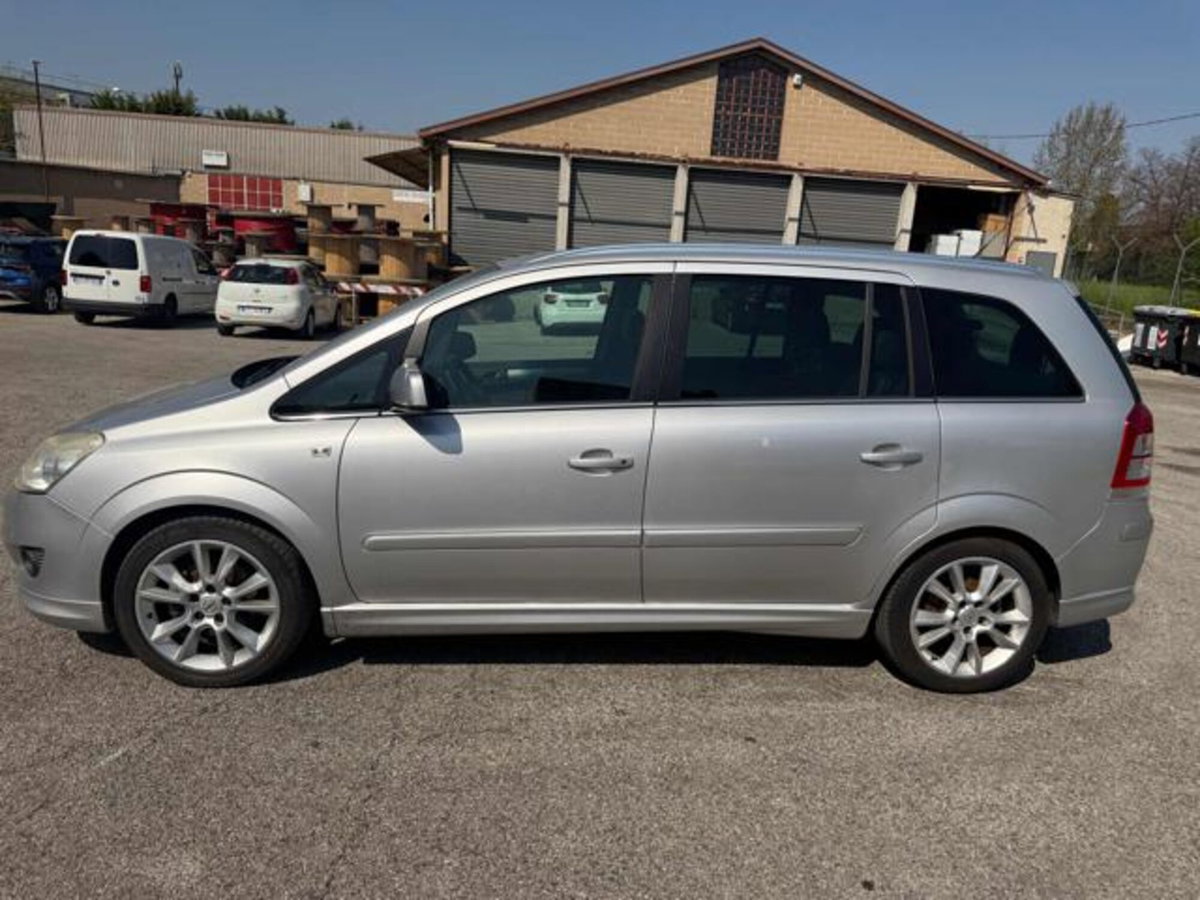 Opel Zafira 1.8 16V GPL-TECH Cosmo (16)