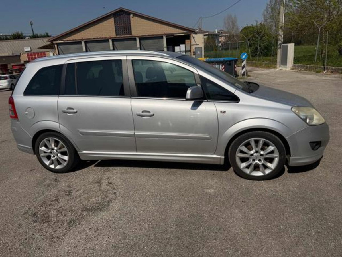 Opel Zafira 1.8 16V GPL-TECH Cosmo (4)