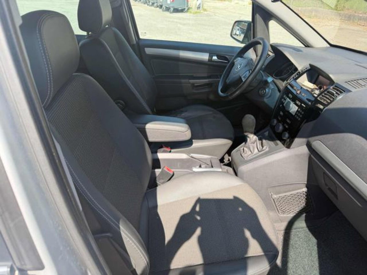 Opel Zafira 1.8 16V GPL-TECH Cosmo (5)