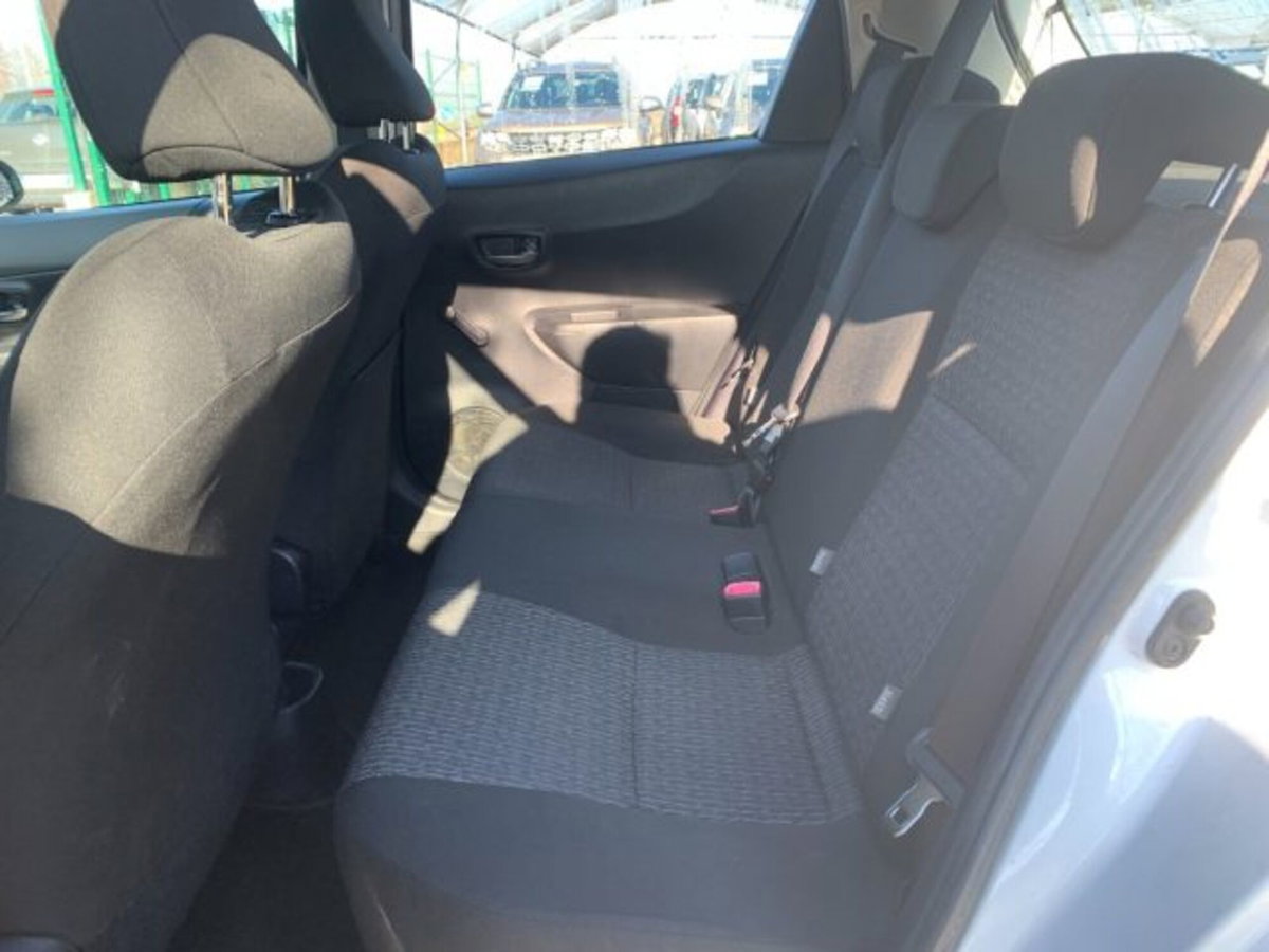 Toyota Yaris 1.0 5 porte Active (10)