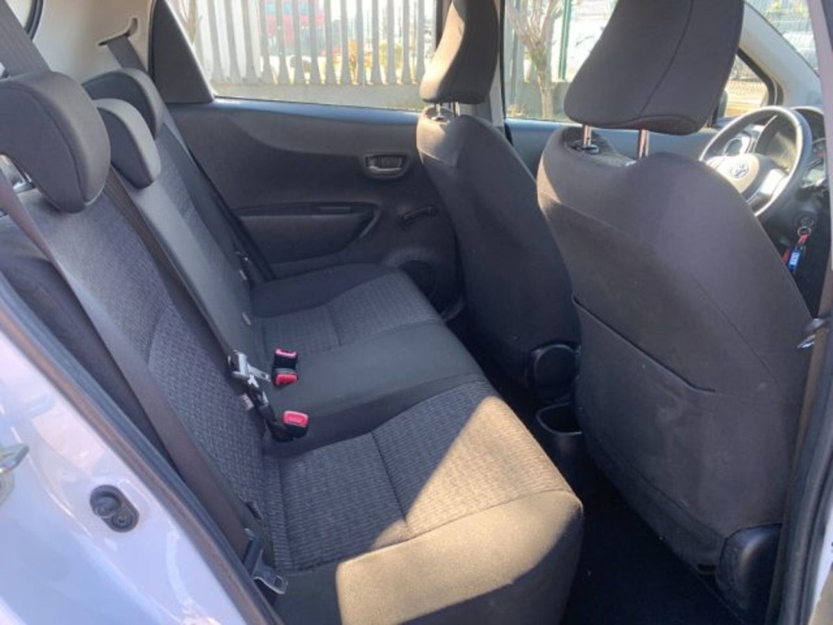 Toyota Yaris 1.0 5 porte Active (11)