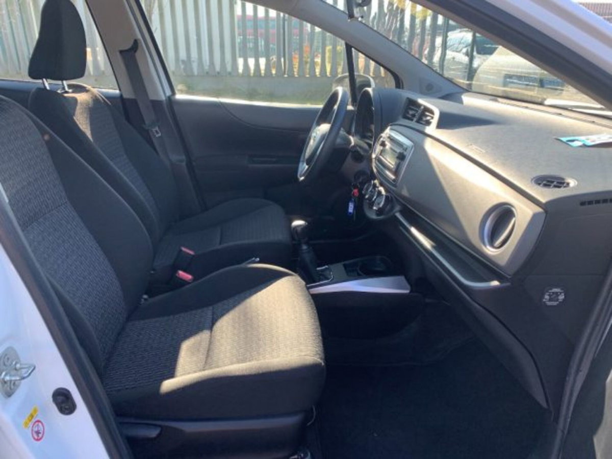 Toyota Yaris 1.0 5 porte Active (12)