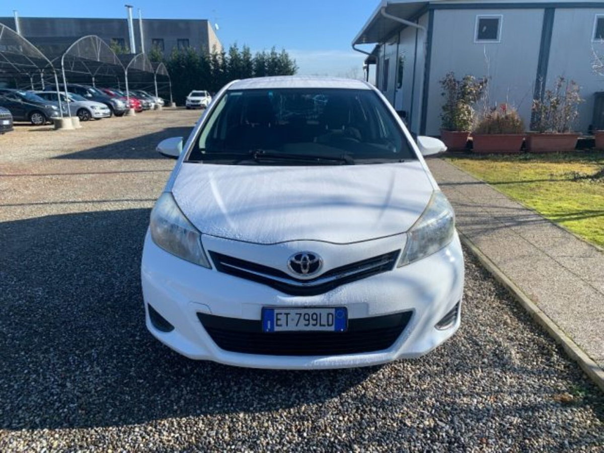 Toyota Yaris 1.0 5 porte Active (2)