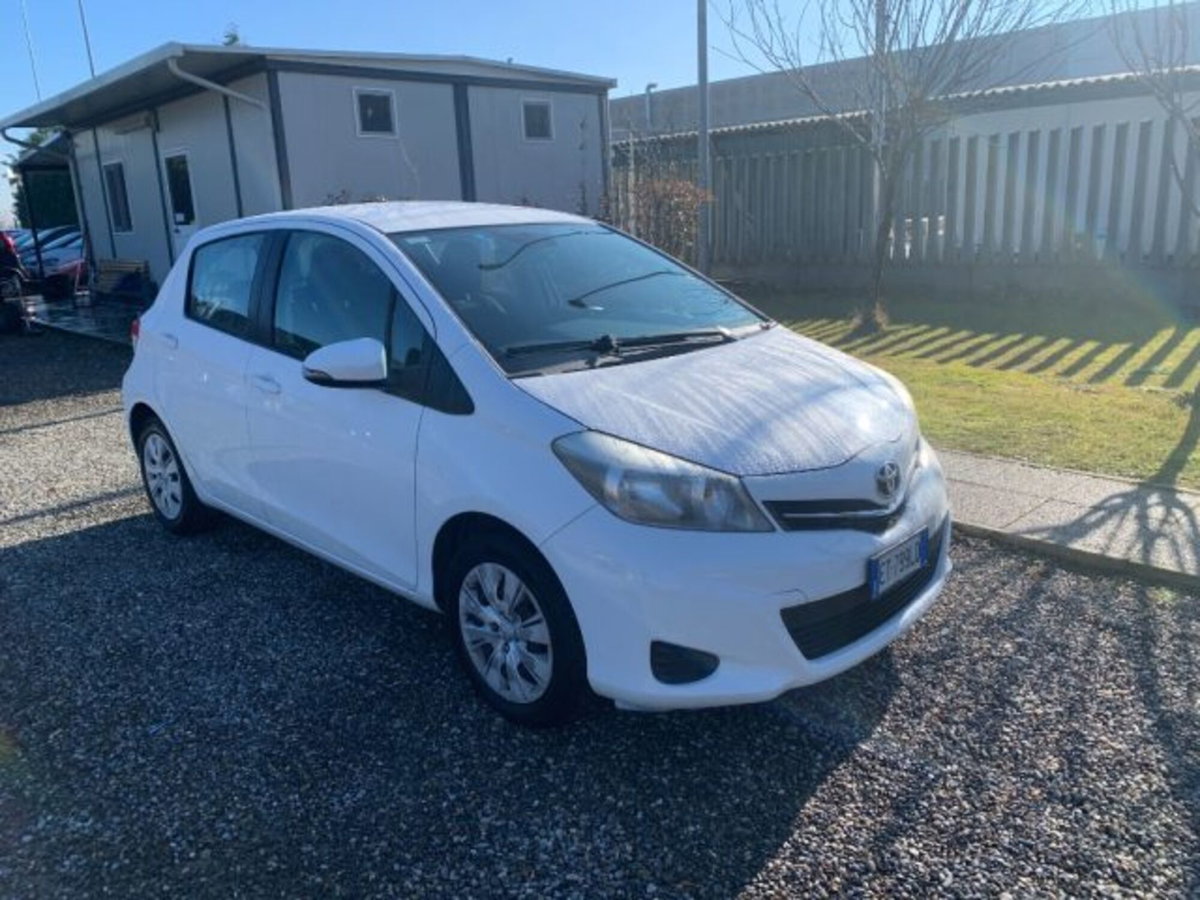 Toyota Yaris 1.0 5 porte Active (3)