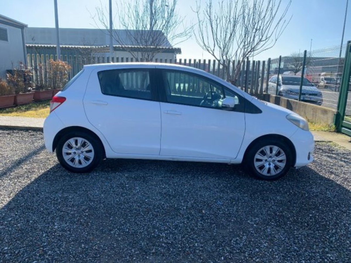 Toyota Yaris 1.0 5 porte Active (4)