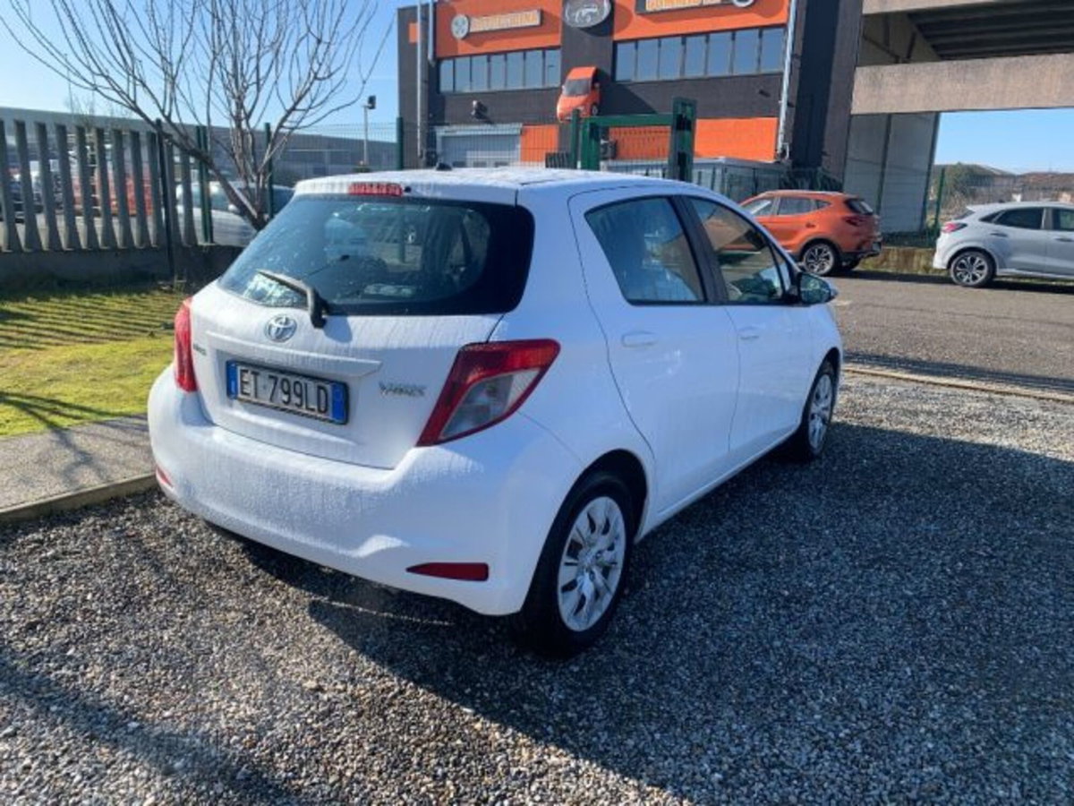 Toyota Yaris 1.0 5 porte Active (5)